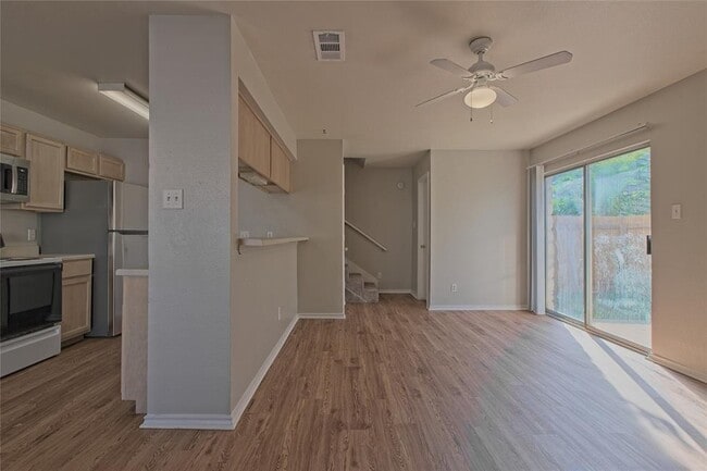 Foto del edificio - 2211 Creekside Ln