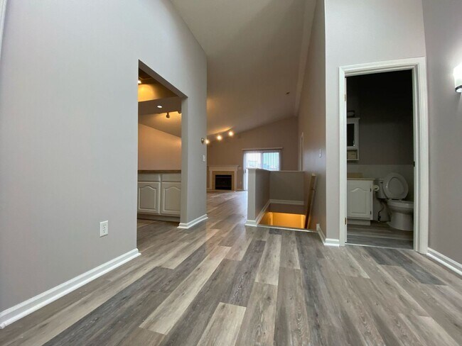Foto del edificio - Luxury 2 Bedroom / 2 Full Bath Condo Ranch...