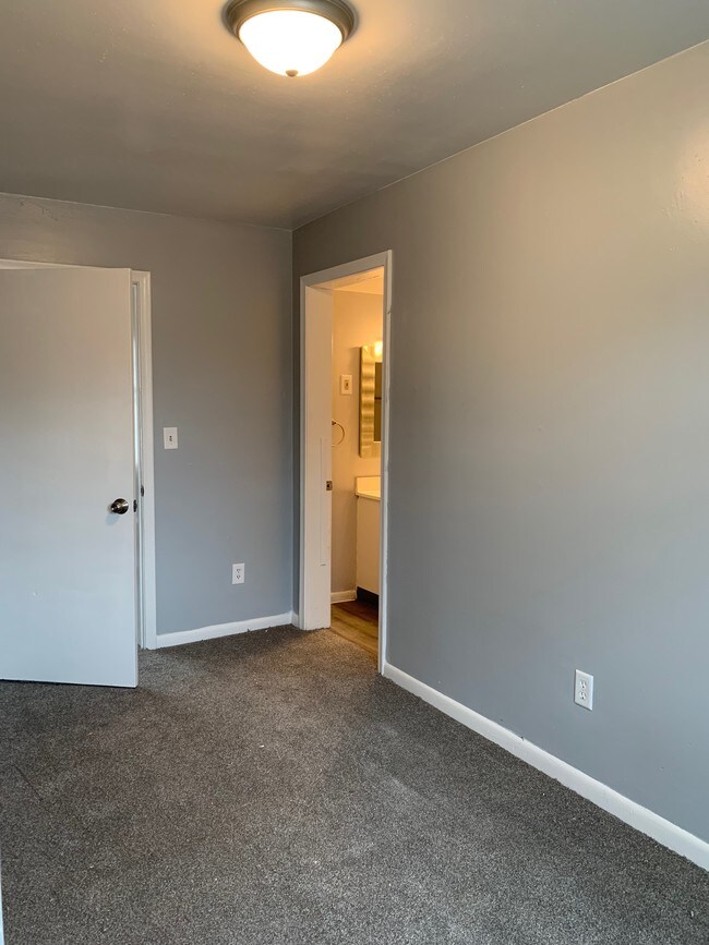 Building Photo - 429 S Chestnut St