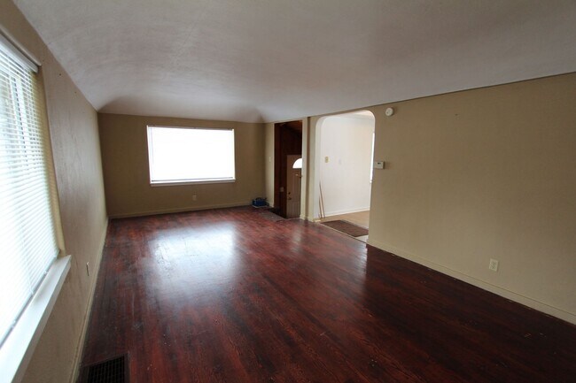 Building Photo - 3 bedrooms, 1.5 bath home with single car ...