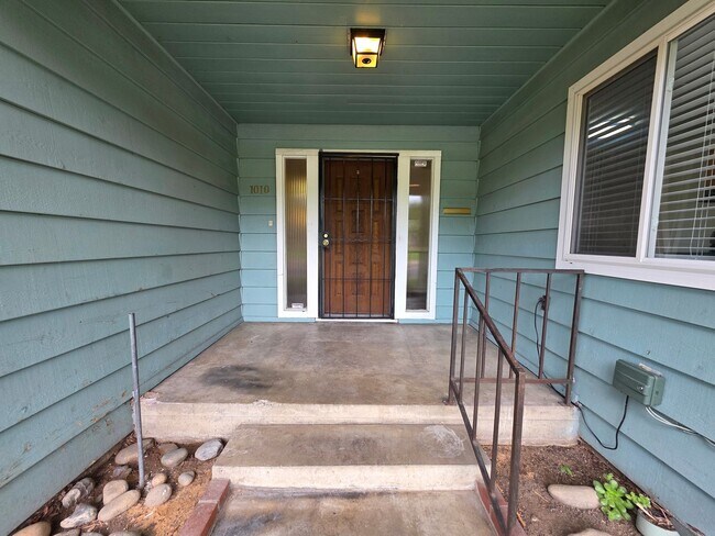 Building Photo - Bowen/Phelps Duplex