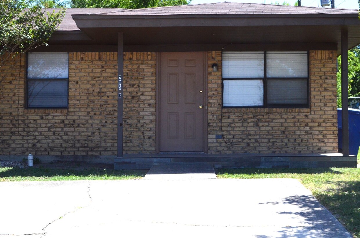 Primary Photo - 205 Horseshoe Dr