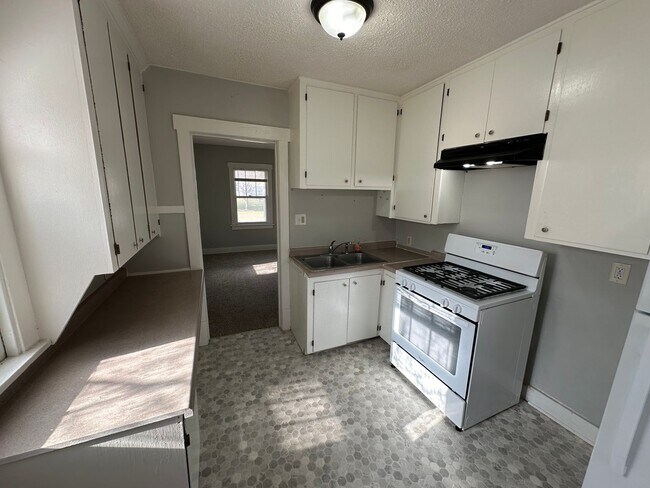 Building Photo - 2 bed, 1 bath home for rent in Waterloo
