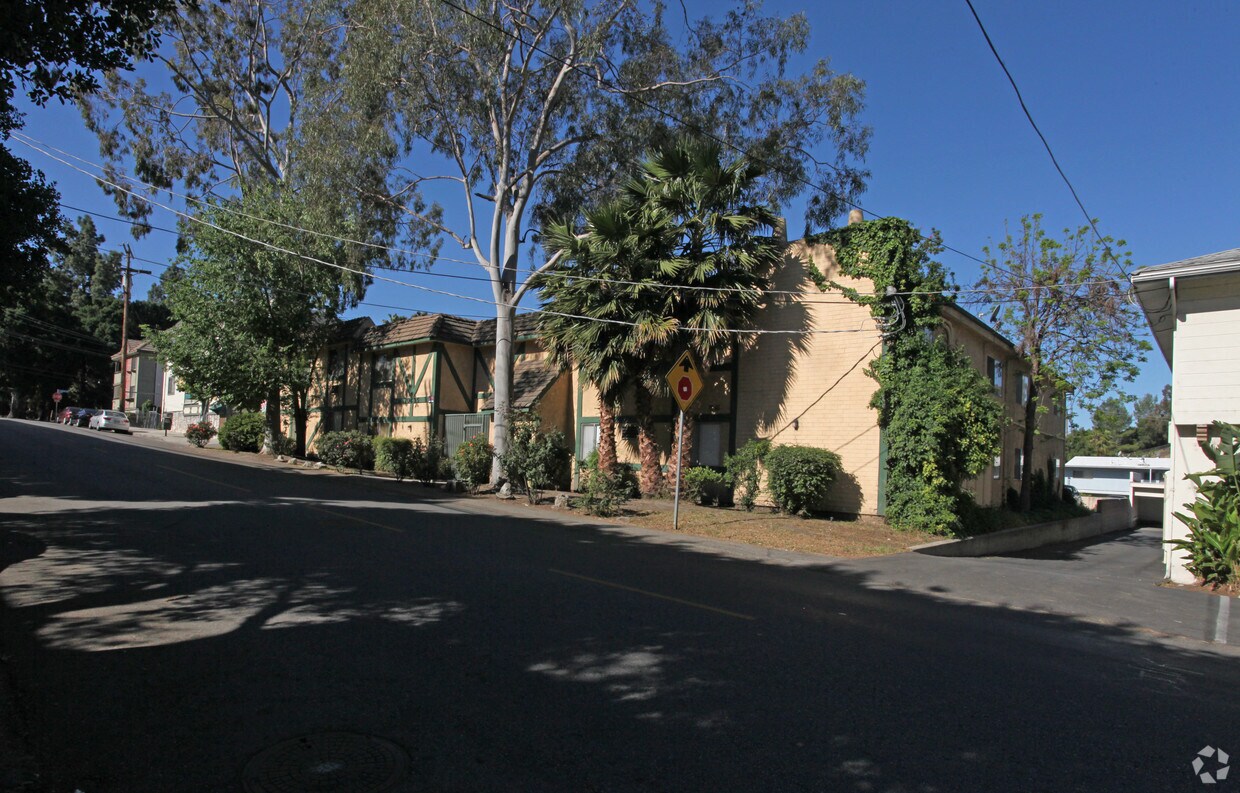 Foto del edificio - 10635 Sherman Grove