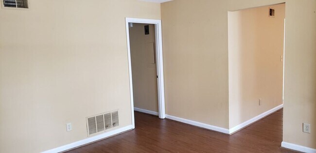 Foto del edificio - Duplex 2 bedroom 1 bath unit $875 per month