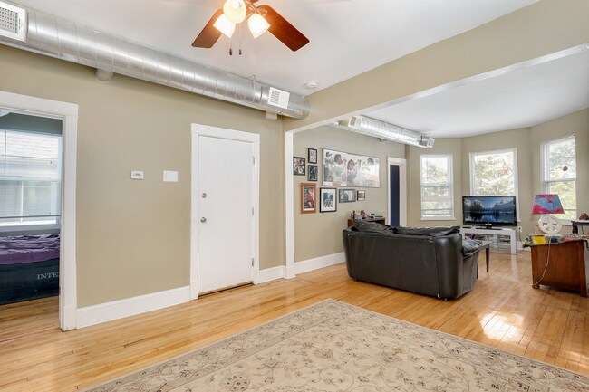 Foto del edificio - 4631 W Warwick Ave