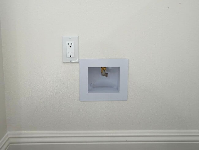 Building Photo - 5970 Locust Ave