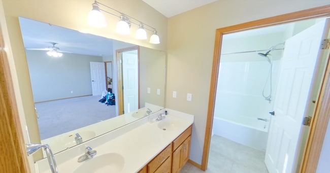 Building Photo - 3D Tour Available - Washer & Dryer Include...