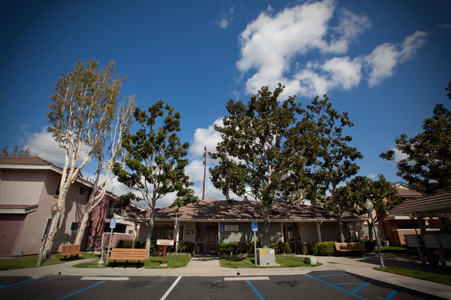 Building Photo - Village Green