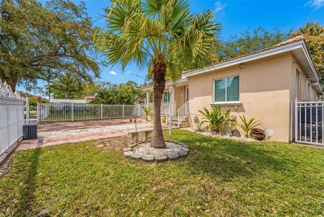 Building Photo - 2121 SW 30th Ct