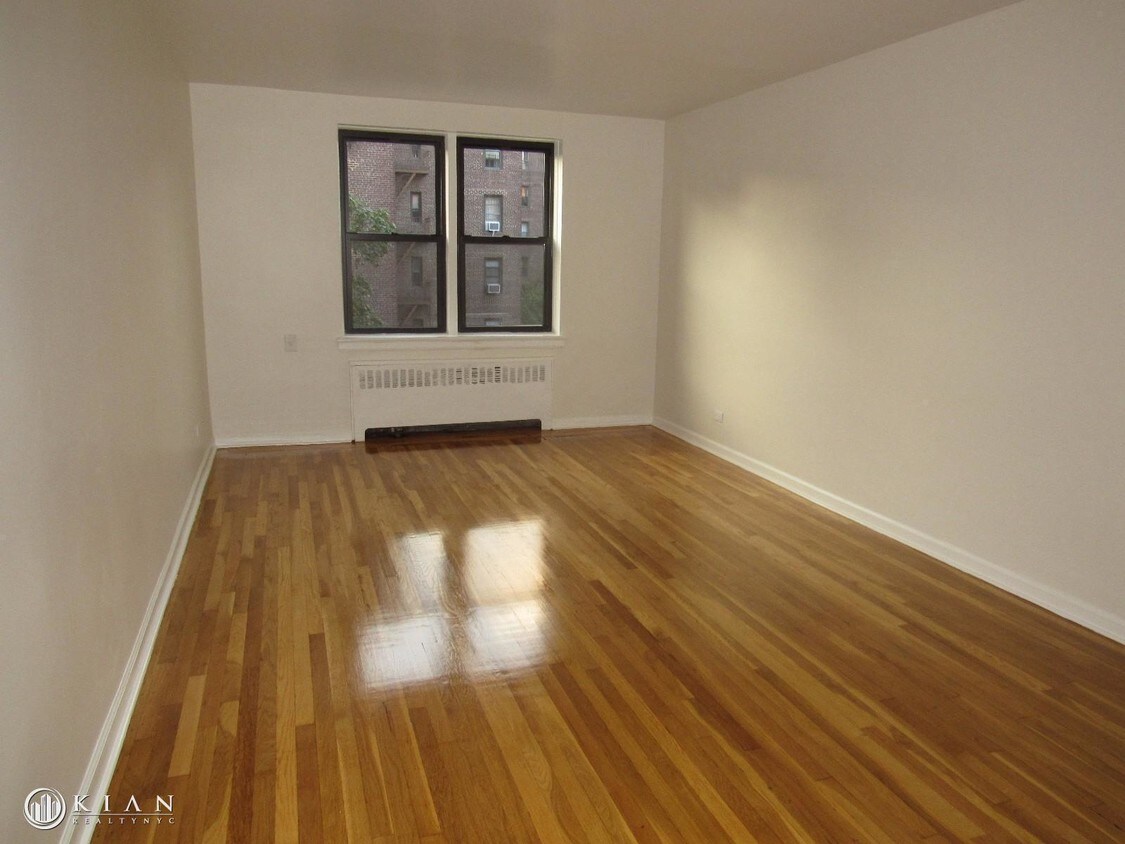 Primary Photo - 9851 Queens Blvd