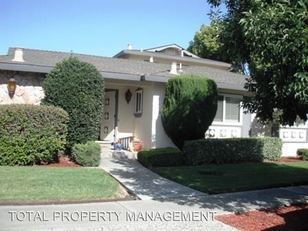 Building Photo - 837 OPAL Dr