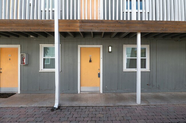 Building Photo - Charming 2-Bedroom, 1-Bath Near Downtown &...