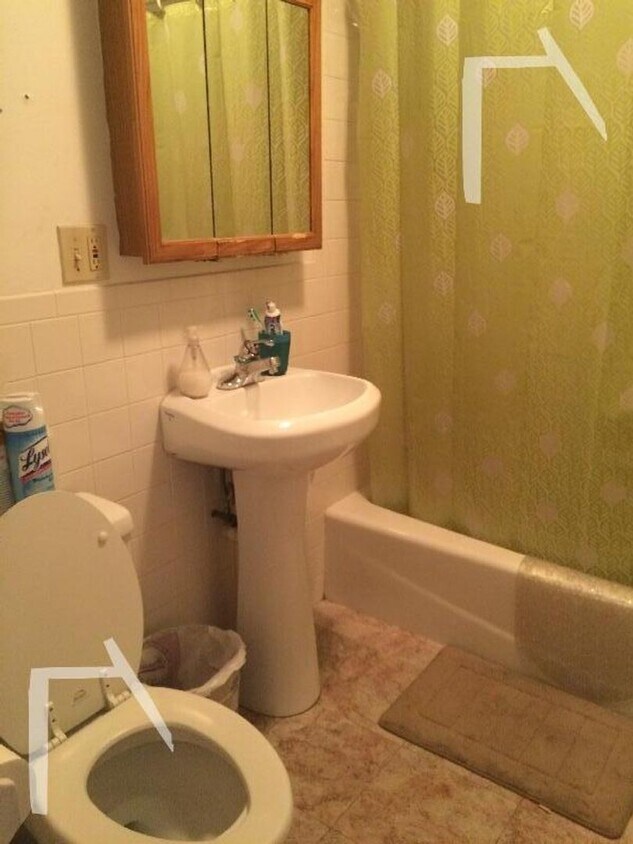 Building Photo - 4 Bed 2 Bath available 6/1