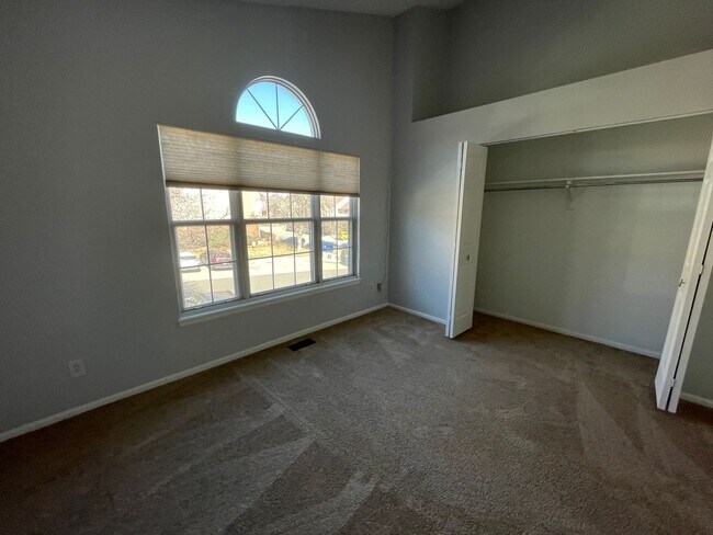 Foto del edificio - Louisville Town-home near downtown! Availa...