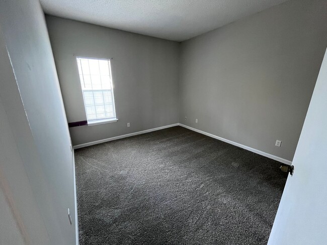 Building Photo - The Courtyard on Wilshire Blvd- 2 BED | 2 ...