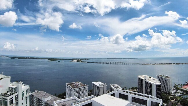 Foto del edificio - 1300 Brickell Bay Dr