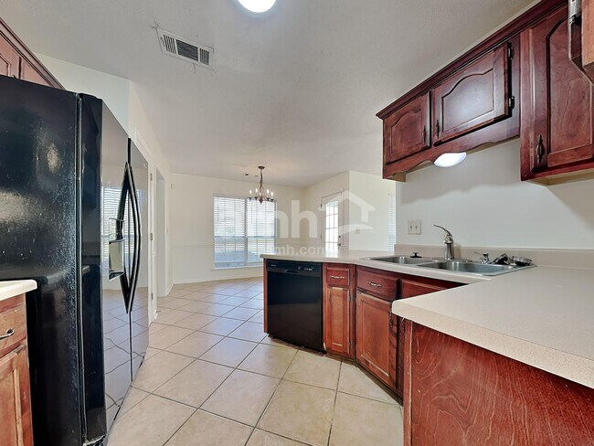 Foto del edificio - 5767 Lillian Bend Dr