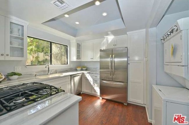 Bright kitchen - 2909 Arizona Ave