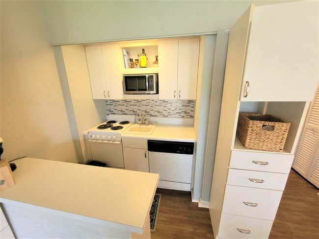 Building Photo - Renovated Efficiency Unit at Aquarius of M...