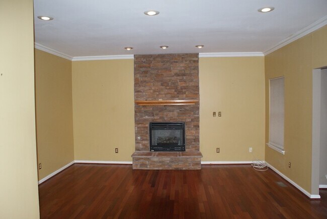 Building Photo - 14415 Saturn Way