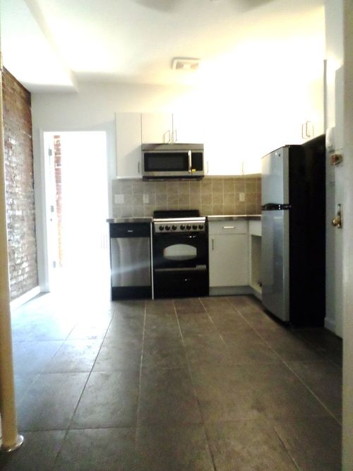 Building Photo - 170 Delancey St