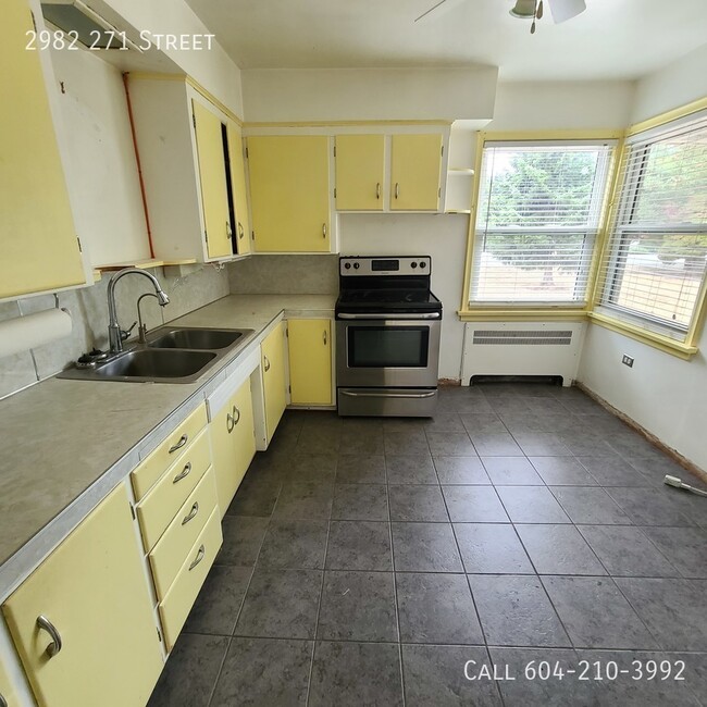 Building Photo - Spacious 3 Bedroom Home With Large Backyard