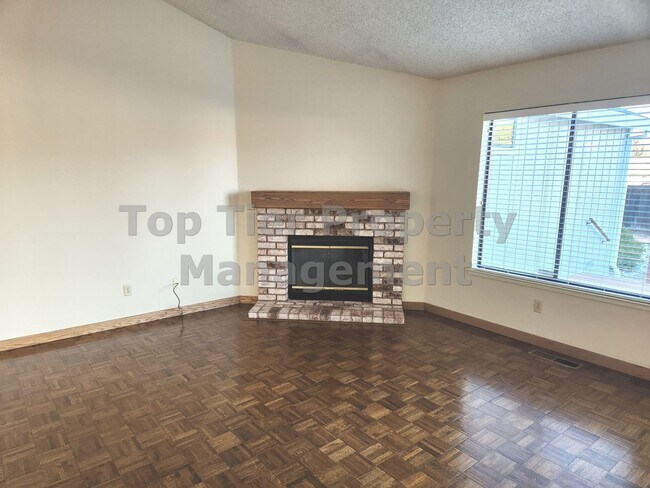 Foto del edificio - Spacious 4 Bed/2 Bath /1,970 square foot h...