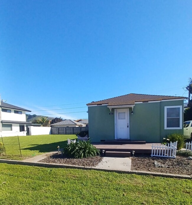 Building Photo - 1 Bed/1 Bath Retro Cottage Just Steps to the Beach!