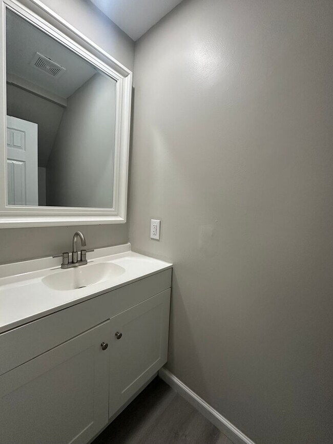 Foto del edificio - 606 Myrtlewood Cir