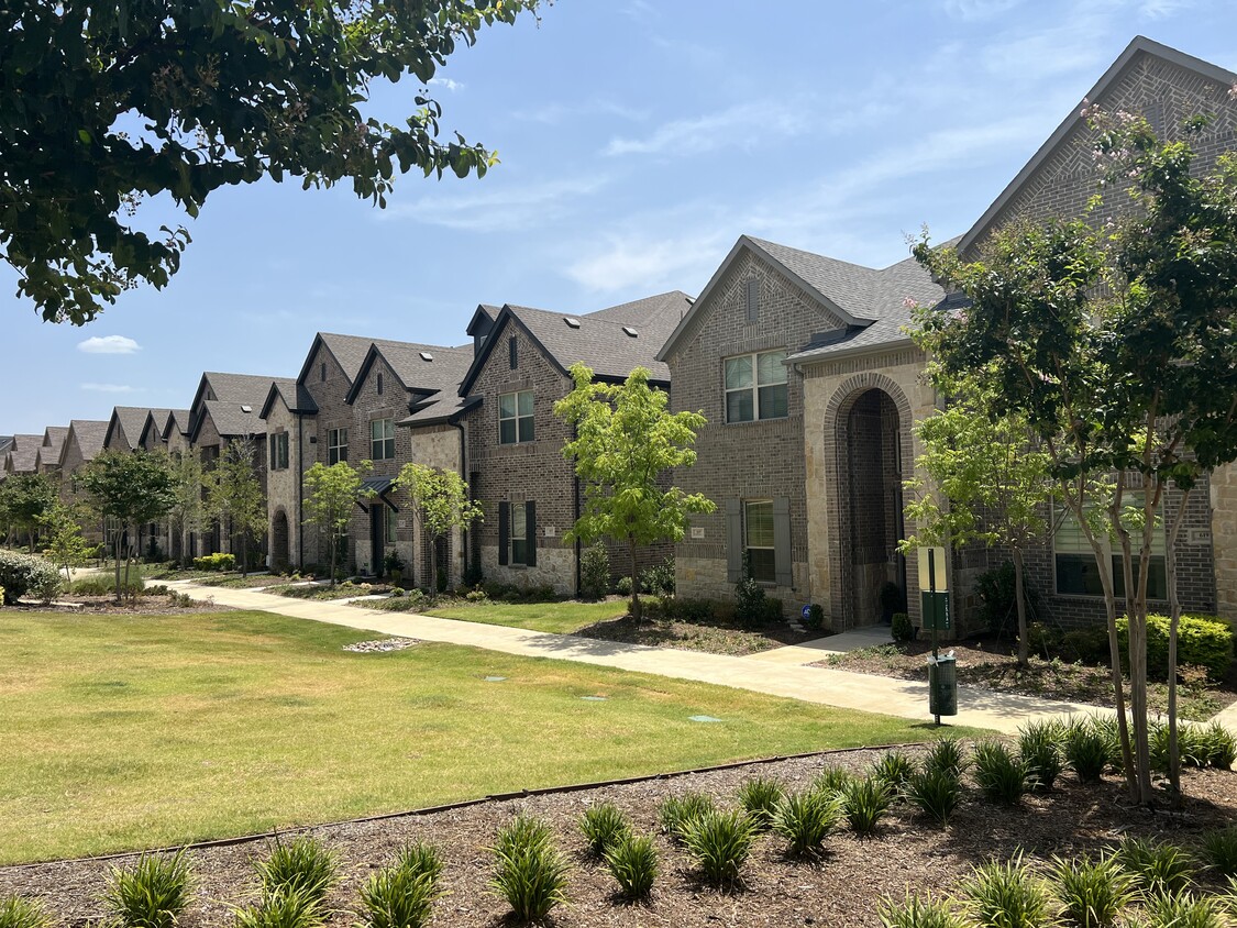 Primary Photo - 615 Cobblestone Ln