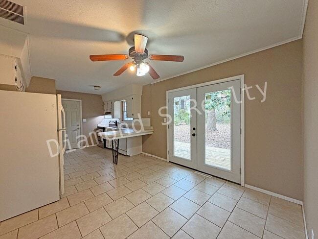 Building Photo - 3 Bedroom Home Close to Sunshine and 65!