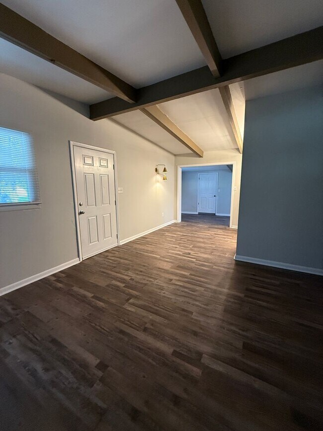 Building Photo - Fully Renovated Mid Century House!