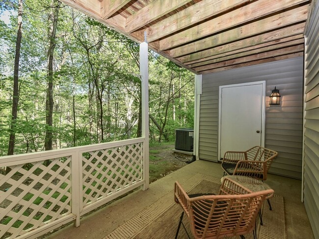 Building Photo - Beautifully Updated 1 Bedroom Condo!