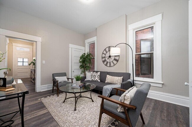 Sala de estar - 1256 Neil Ave