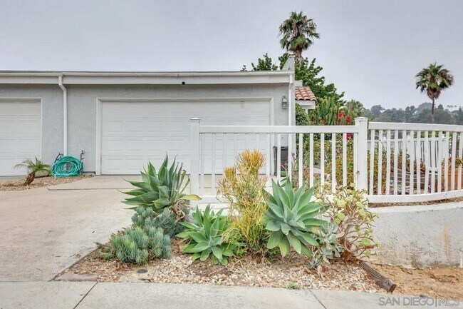 Building Photo - 833 Viva Ct