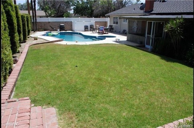 Building Photo - 4 br, 2 bath Duplex - 10900 Baird Ave