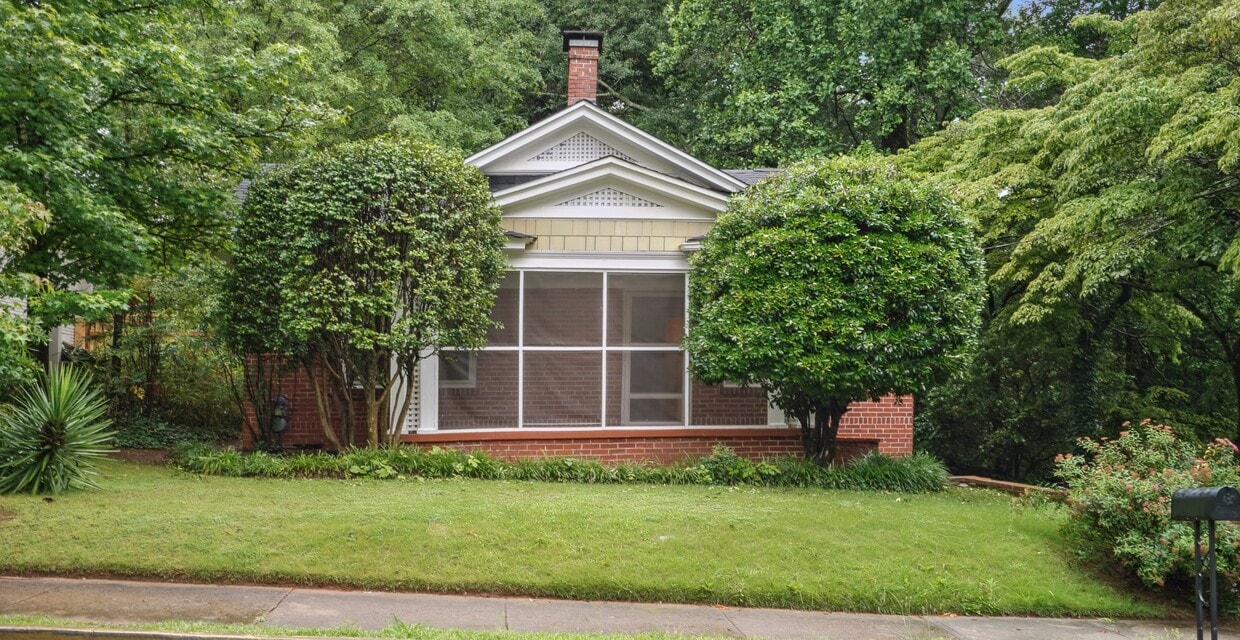 Charming 1930s bungalow - 1858 Lyle Ave