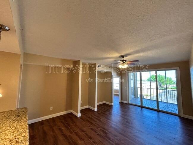 Foto del edificio - 225 W Seminole Blvd