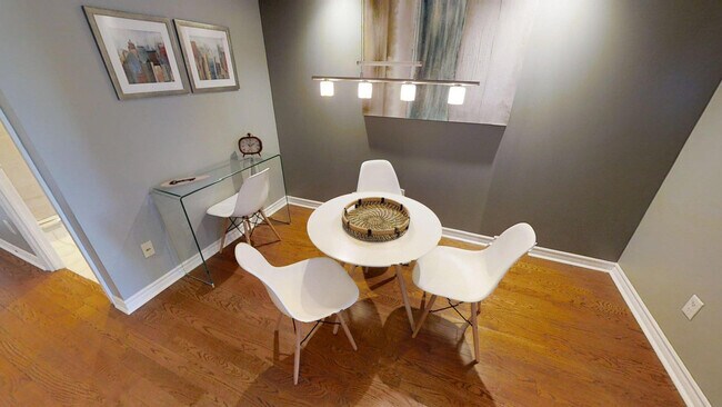 Building Photo - 270 Wellington St W