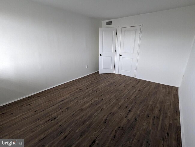 Foto del edificio - Like new top floor unit with fireplace.