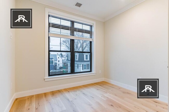 Foto del edificio - 4 bedroom in Allston MA 02134