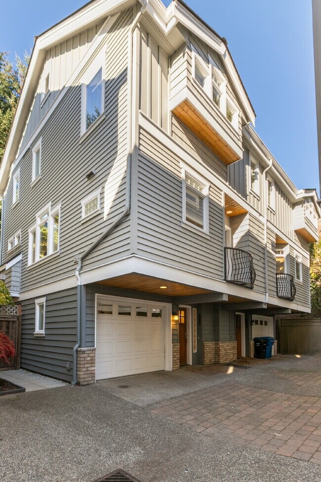Foto del edificio - Stunning Capitol Hill Townhome in Prime Seattle Location – 3BR / 3BA Available June 7