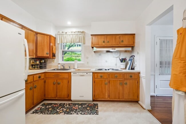 Building Photo - Spacious Split Level on Sundale Stone's Th...