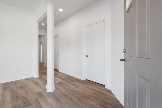 Foto del edificio - 2332 Cedar Pl Dr