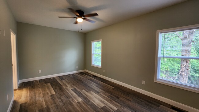 Building Photo - 829 River Cliff Dr