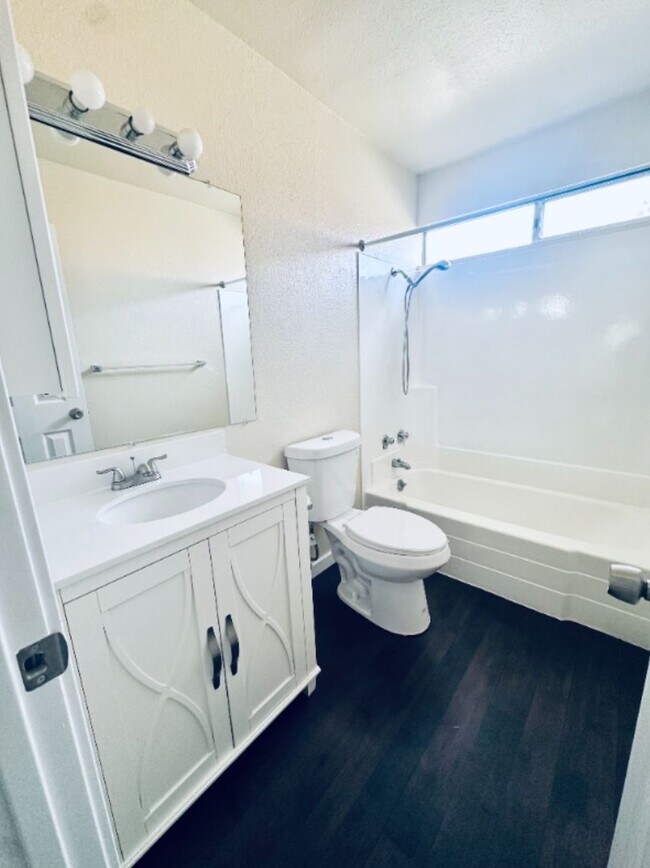 Building Photo - Large 1 Bedroom in Quiet Gated Community