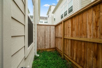 Building Photo - 726 Carriage Knls Dr
