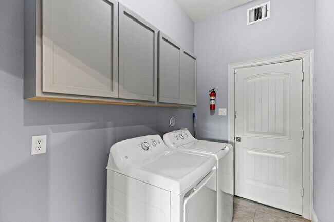 Building Photo - 2209 Silverbonnet St