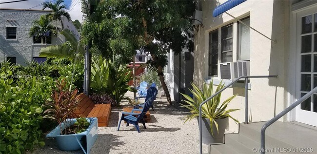 Foto del edificio - 320 Mendoza Ave